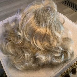 Blonde shoulder length wig